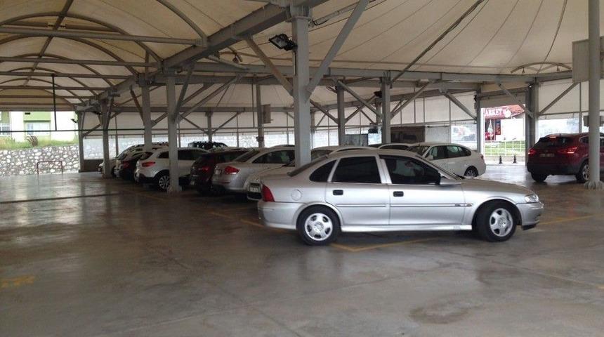 Kapalı Pazar Alanı, Dolu Uyarısı Sonrasında Ara&ccedil;ların Sığınağı Oldu