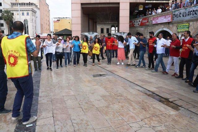 Şanlıurfa’da Zılgıtlı, Halaylı 1 Mayıs Kutlaması