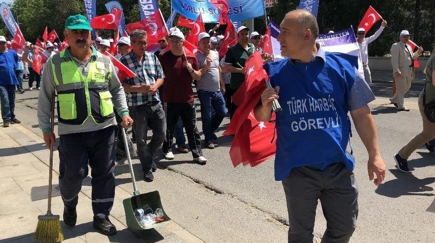 Hem &Ccedil;&ouml;pleri Topladı Hem Slogan Attı