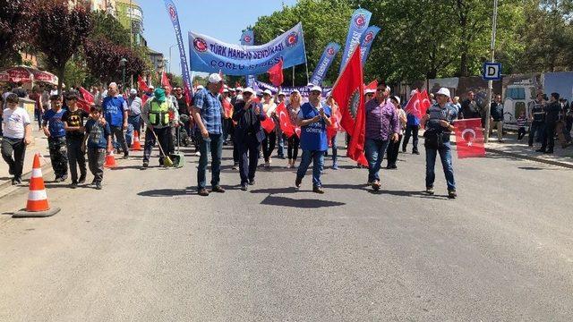 Hem Çöpleri Topladı Hem Slogan Attı