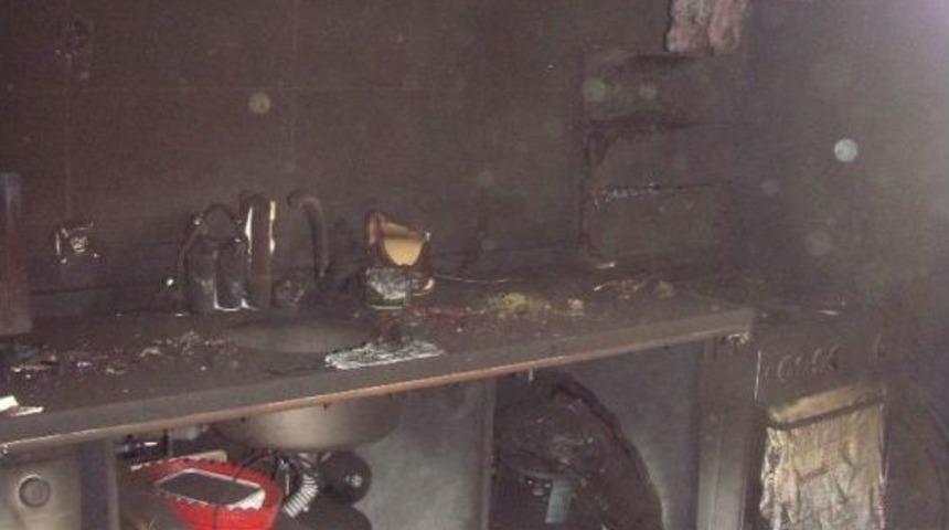 6 &Ccedil;ocuk Annesi Kadının Evinde &Ccedil;ıkan Yangın Korkuttu