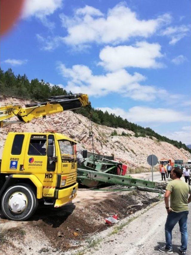 Tokat’ta İş Makinesi Devrildi: 2 Yaralı