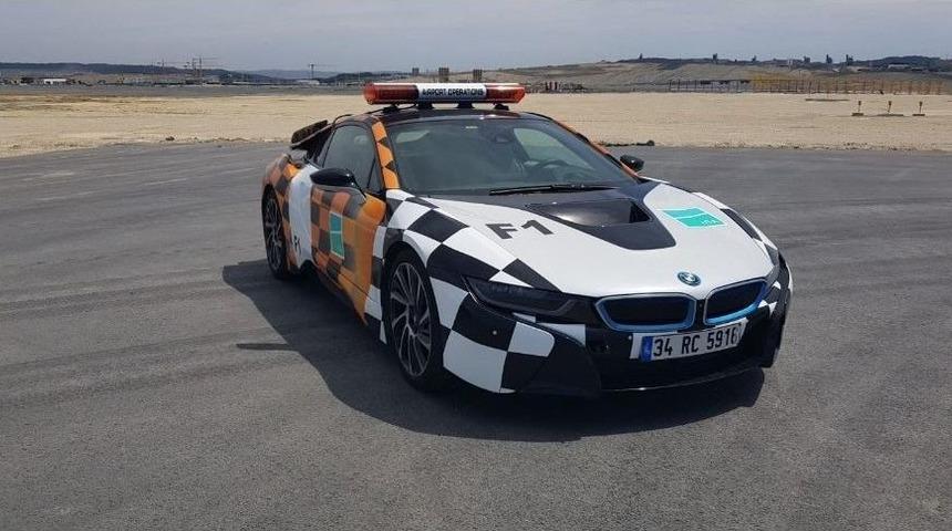 Yeni Havalimanı’nda Uçaklara Lüks Araçlar Hizmet Verecek