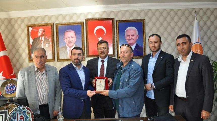 Başkan &Ccedil;alkın&rsquo;dan Başarılı Gazetecilere Plaket!