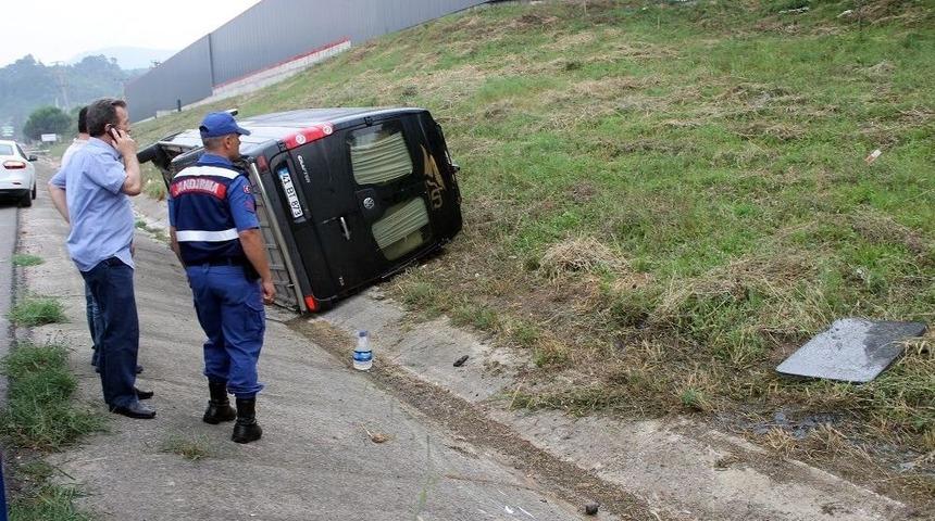 Kontrolden &Ccedil;ıkan Minib&uuml;s Devrildi: 3 Yaralı