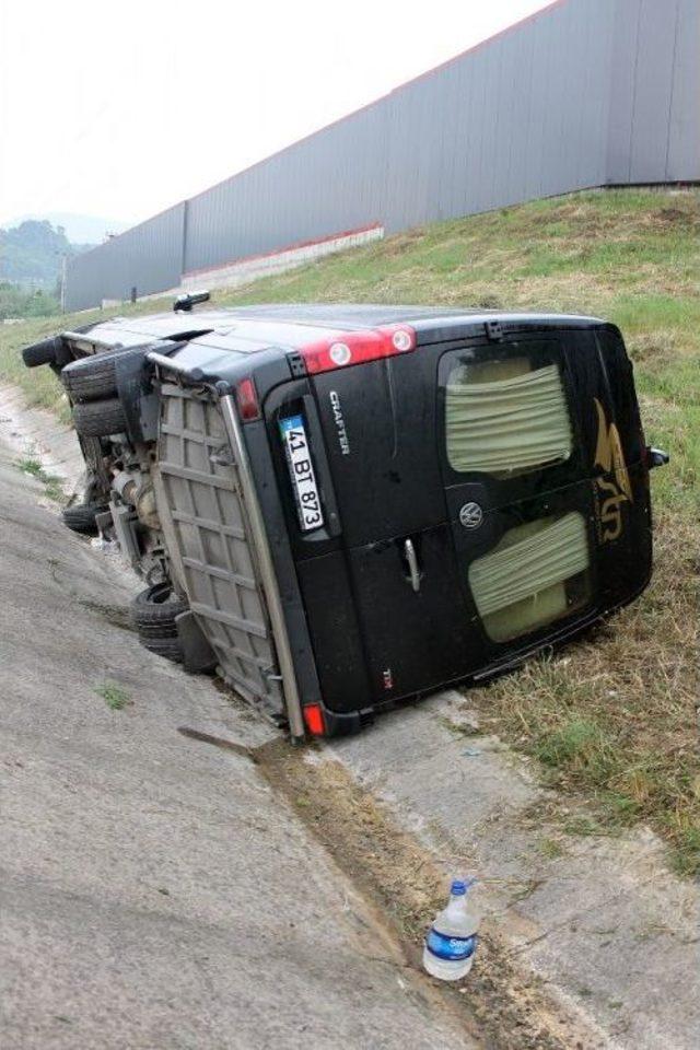 Kontrolden Çıkan Minibüs Devrildi: 3 Yaralı