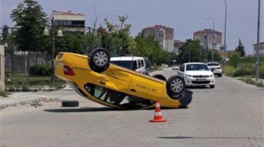 Takla Atan Taksideki Yolcu Yaralandı