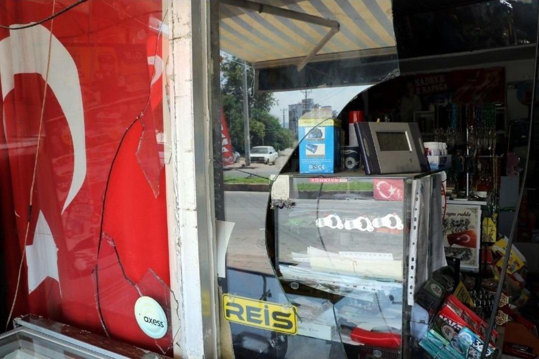 T&uuml;rk Bayrağı İle &lsquo;reis&rsquo; Yazısı Asılı Marketi Yakmaya &Ccedil;alıştılar