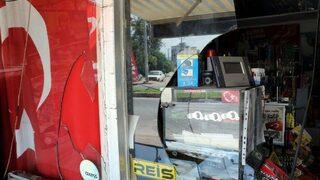 Türk Bayrağı İle ‘reis’ Yazısı Asılı Marketi Yakmaya Çalıştılar