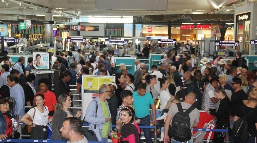 Atatürk Havalimanı’nda 1 Mayıs Yoğunluğu