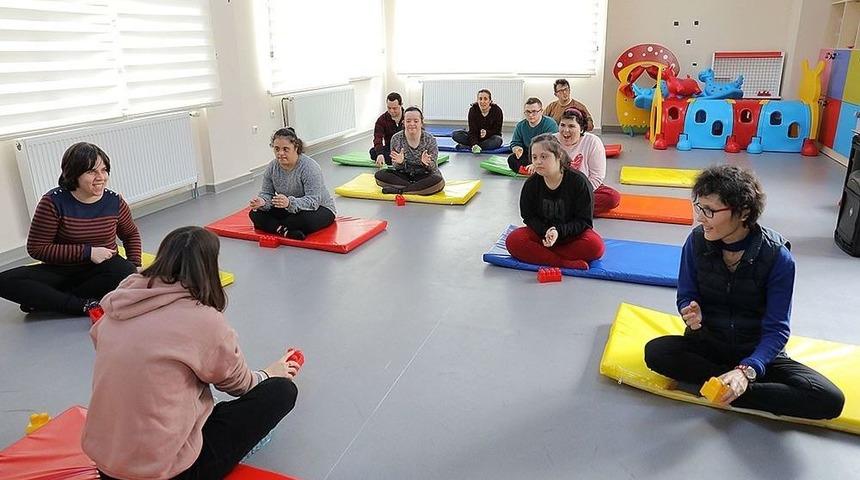 Down Sendromlu &Ccedil;ocuklara &Ouml;zel Dans Kursu