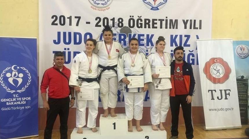 Salihlili Gen&ccedil; Judoculardan 3 Madalya