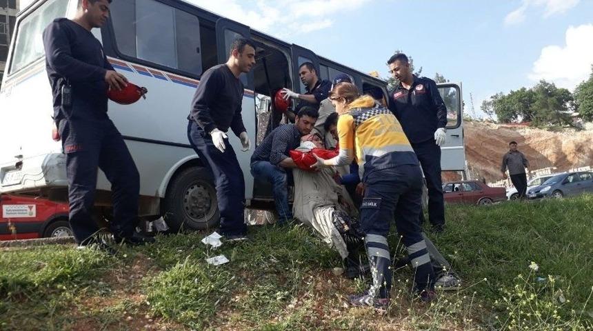 Hafriyat Kamyonu İle Minib&uuml;s &Ccedil;arpıştı: 7 Yaralı