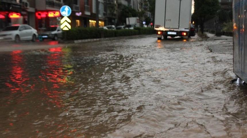 Aniden Bastıran Yağış, Caddeleri Dereye &Ccedil;evirdi