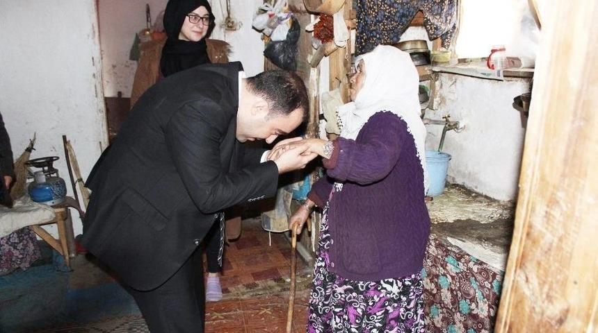 Kaymakam Karataş, İhtiya&ccedil; Sahibi Aileleri Ziyaret Etti