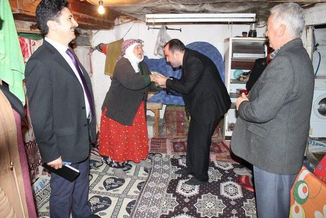 Kaymakam Karataş, İhtiya&ccedil; Sahibi Aileleri Ziyaret Etti 3