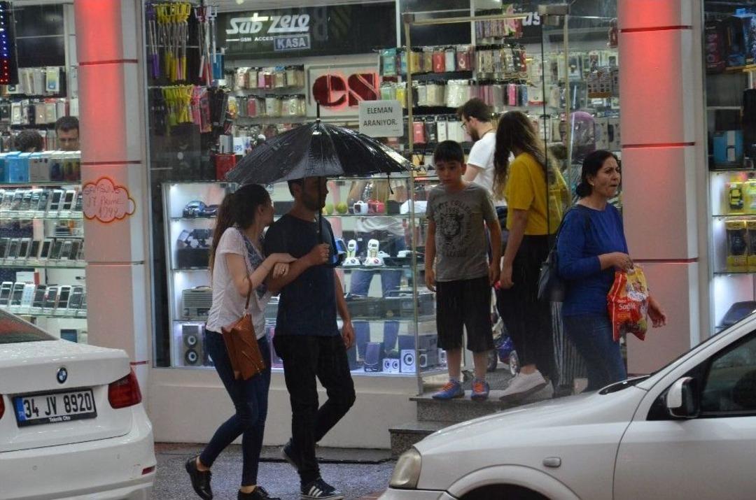 Balıkesir&rsquo;de Sağanak Yağış Başladı