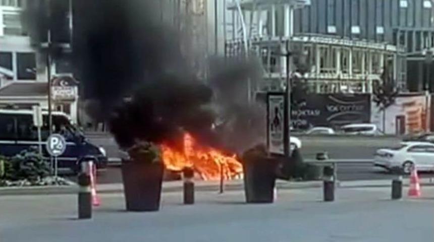 Ankara&rsquo;da Seyir Halindeki Otomobil Alev Alev Yandı