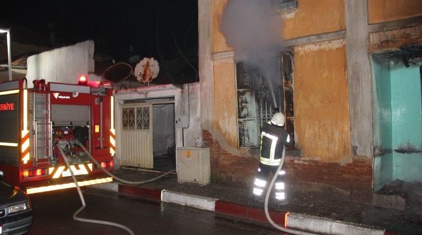 Sarıg&ouml;l&rsquo;de 64 Yıllık Ev Tamamen Yandı