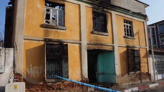 Sarıg&ouml;l&rsquo;de 64 Yıllık Ev Tamamen Yandı 1