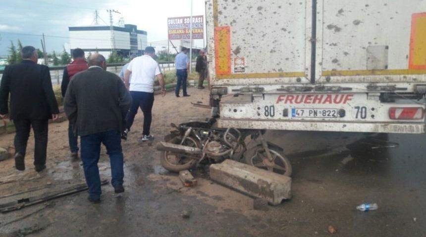 Kontrolden &Ccedil;ıkan Otomobil Motosikletliyi Bi&ccedil;ti: 1 &Ouml;l&uuml;