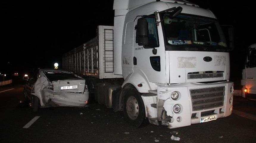 Elazığ&rsquo;da Trafik Kazası: 3 Yaralı