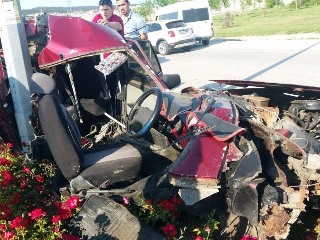 Direğe &Ccedil;arpan Otomobil İkiye B&ouml;l&uuml;nd&uuml;: 1 Yaralı