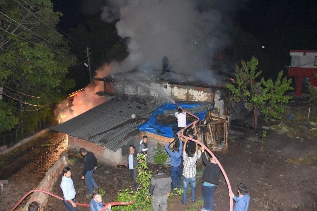 Tokat&rsquo;ta İki Katlı Ahşap Ev K&uuml;le D&ouml;nd&uuml;