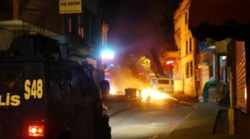 Beyoğlu&rsquo;nda &Ccedil;&ouml;p Konteynırlarını Devirip Ateşe Verdiler