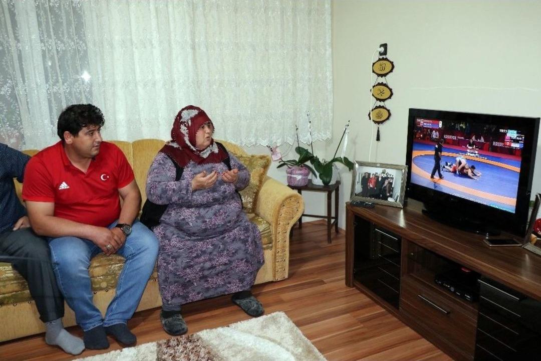 Rıza Kayaalp&rsquo;in 8. Avrupa Şampiyonluğu Ailesini Gururlandırdı