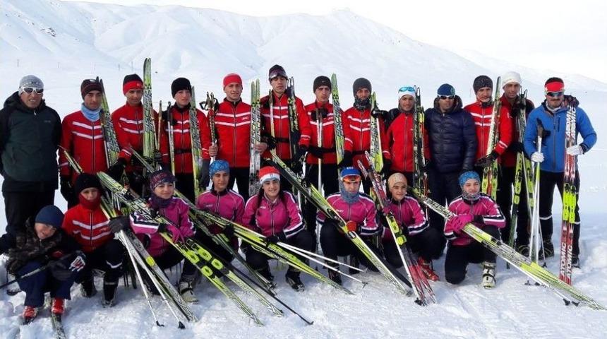 Hakkarili Sporcular Dereceyle D&ouml;nd&uuml;ler