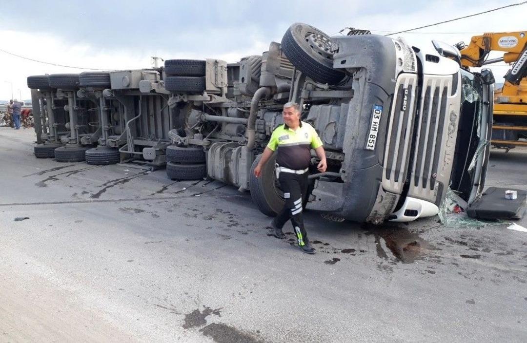 Afyonkarahisar&rsquo;da Hurda Y&uuml;kl&uuml; Tır Devrildi: 1 Kişi Yaralandı