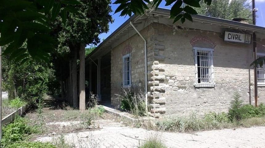 Tarihi Binaya Sprey Boyayla Yazılan Yazılar Tepki &Ccedil;ekiyor