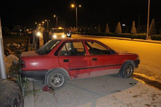 Kontrolden &Ccedil;ıkan Otomobil, Kaldırıma &Ccedil;ıkarak Mermer Taşlara &Ccedil;arptı: 2 Yaralı 1