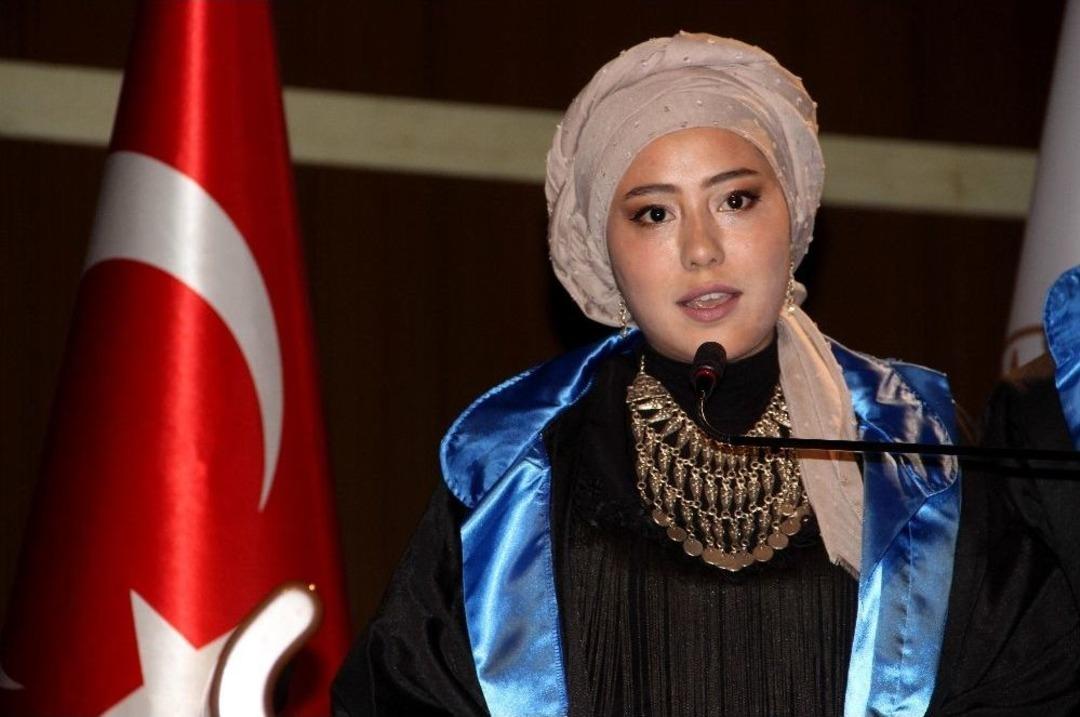 Donmak &Uuml;zereyken Bulunan Afganlı Kız, &Uuml;niversiteyi İkincilikle Bitirdi