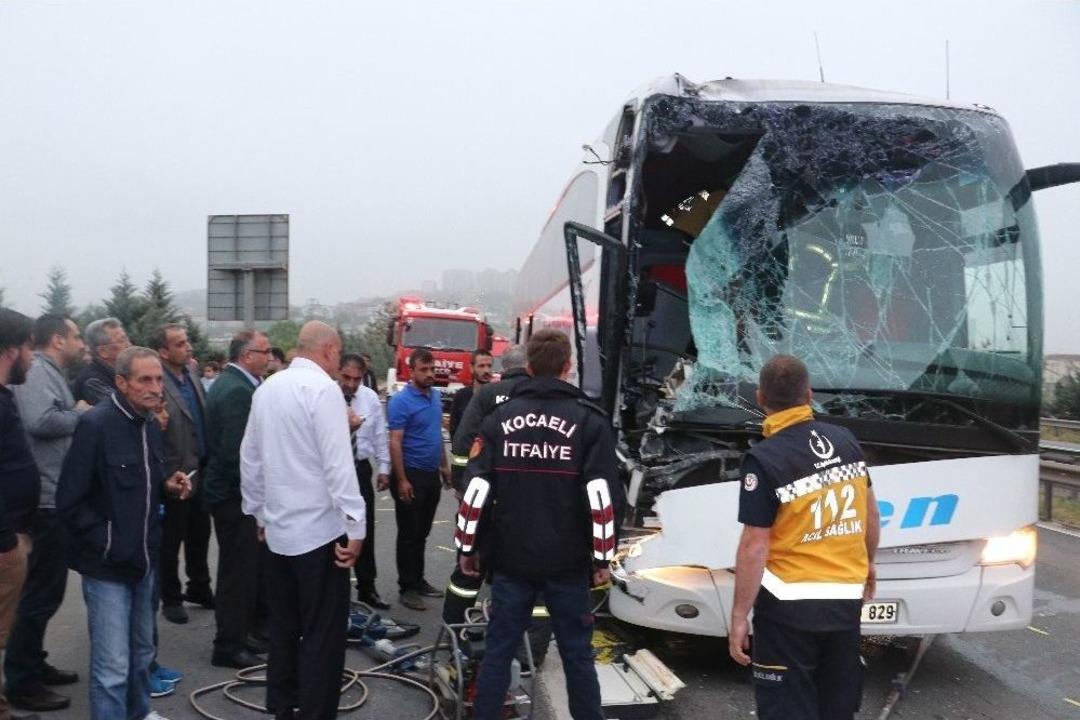Tem Otoyolunda Yolcu Otob&uuml;s&uuml;n&uuml;n &Ccedil;arptığı Balık Y&uuml;kl&uuml; Kamyon Şarampole U&ccedil;tu: 3 Yaralı