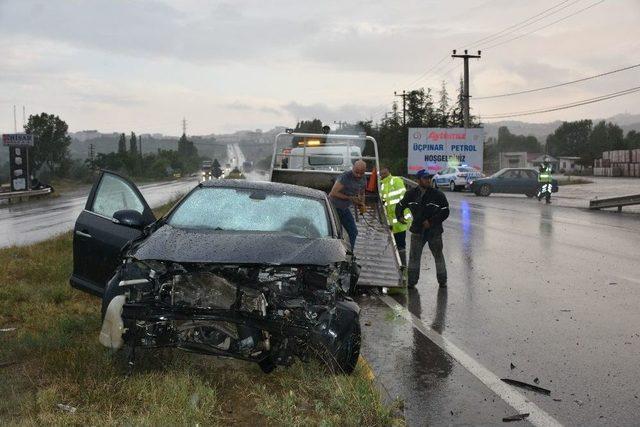 Tosya Yeni Sanayi Kavşağında Trafik Kazası: 2 Yaralı