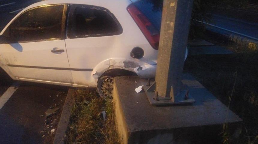 Orta Ref&uuml;je &Ccedil;ıkıp Elektrik Direğine &Ccedil;arptı