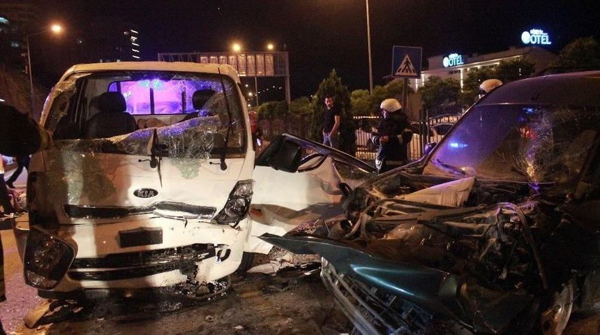 Kamyonet Ve Otomobil Kafa Kafaya &Ccedil;arpıştı: 3 Yaralı