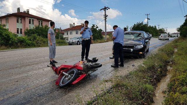 Tosya’da Otomobil İle Motosiklet Çarpıştı: 2 Yaralı