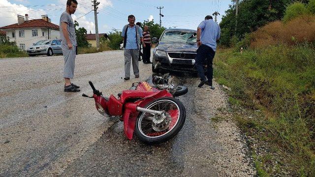 Tosya’da Otomobil İle Motosiklet Çarpıştı: 2 Yaralı