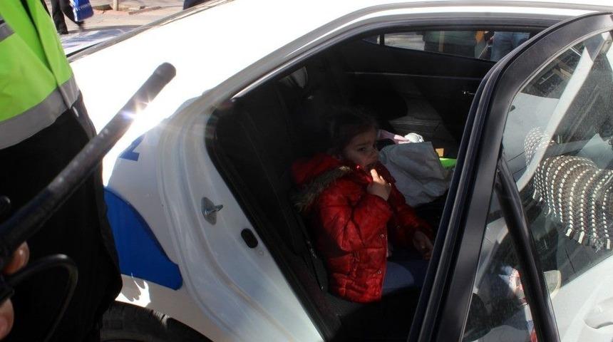 Polis Kaybolan &Ccedil;ocuğu Ekip Arabasına Alıp Sakinleştirdi