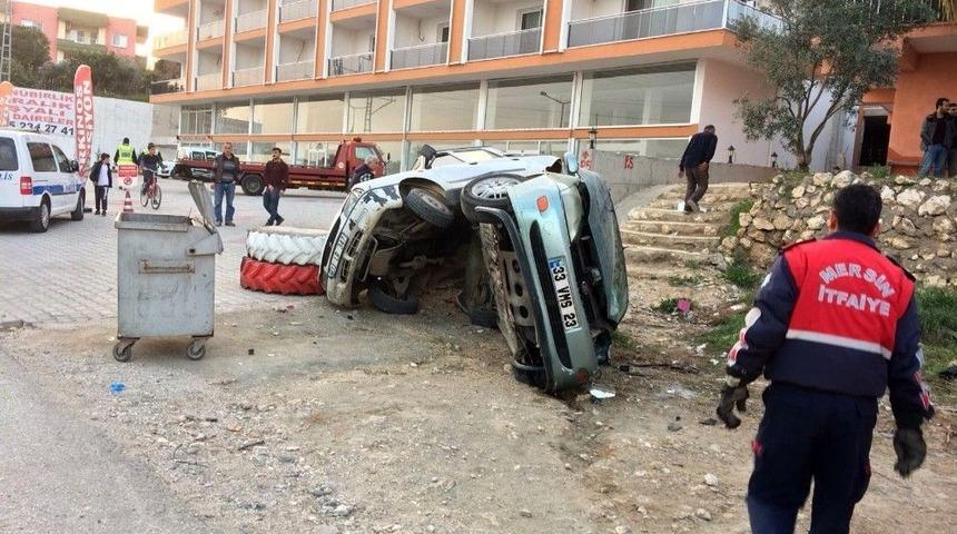 Kontrolden &Ccedil;ıkan Otomobil, Park Halindeki Araca &Ccedil;arptı: 1 &Ouml;l&uuml;