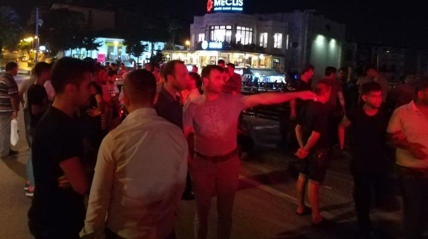 Kaza Yapan Otomobil Asi Nehri&rsquo;ne D&uuml;şmekten Son Anda Kurtarıldı