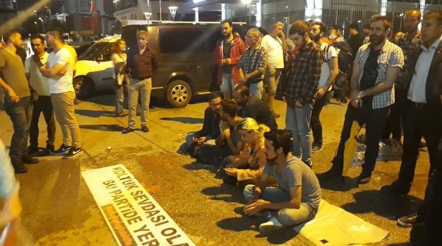 Chp&rsquo;lilerin Genel Merkez &Ouml;n&uuml;ndeki Eylemi S&uuml;r&uuml;yor