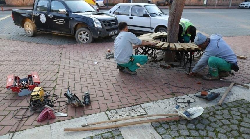 Burhaniye’de Yeni Tasarım Banklar Geliyor