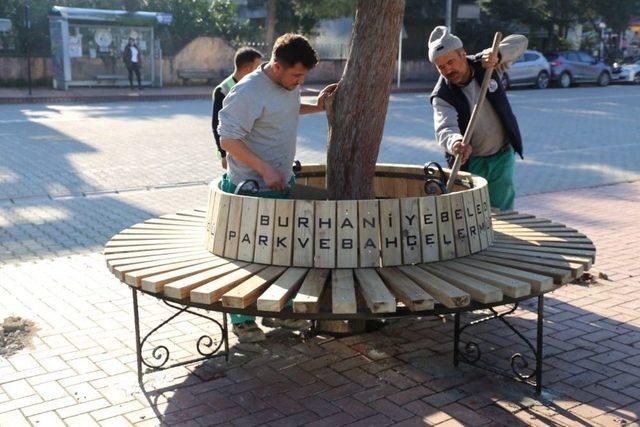 Burhaniye’de Yeni Tasarım Banklar Geliyor