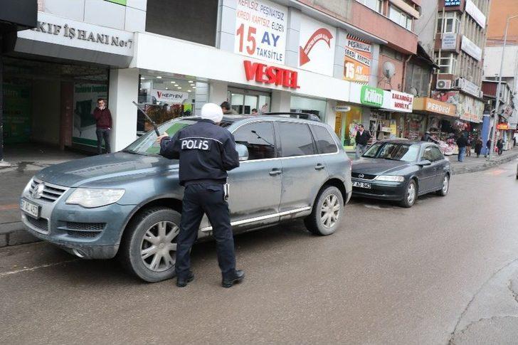 Emniyet Müdürü 63 Polisle Sokağa Çıkıp Trafiği Engelleyen Araç Parklarıyla İlgili Uygulama Yaptı G3