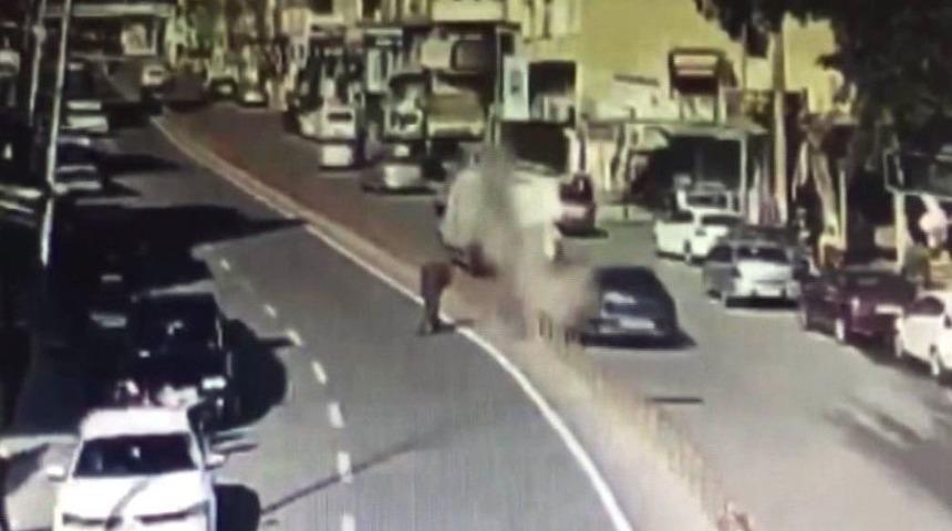 Yolun Karşısına Ge&ccedil;erken D&uuml;şen Roketten Kıl Payı Kurtuldu