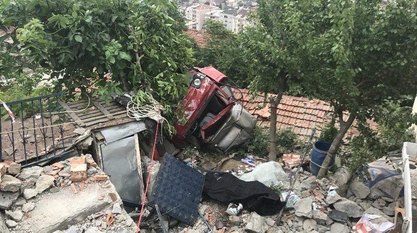 Freni Patlayan Kamyonet Evin &Ccedil;atısına U&ccedil;tu: 1 &Ouml;l&uuml;